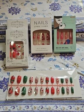 5 Assorted Press-On Nail Set – Red & Green Floral Designs